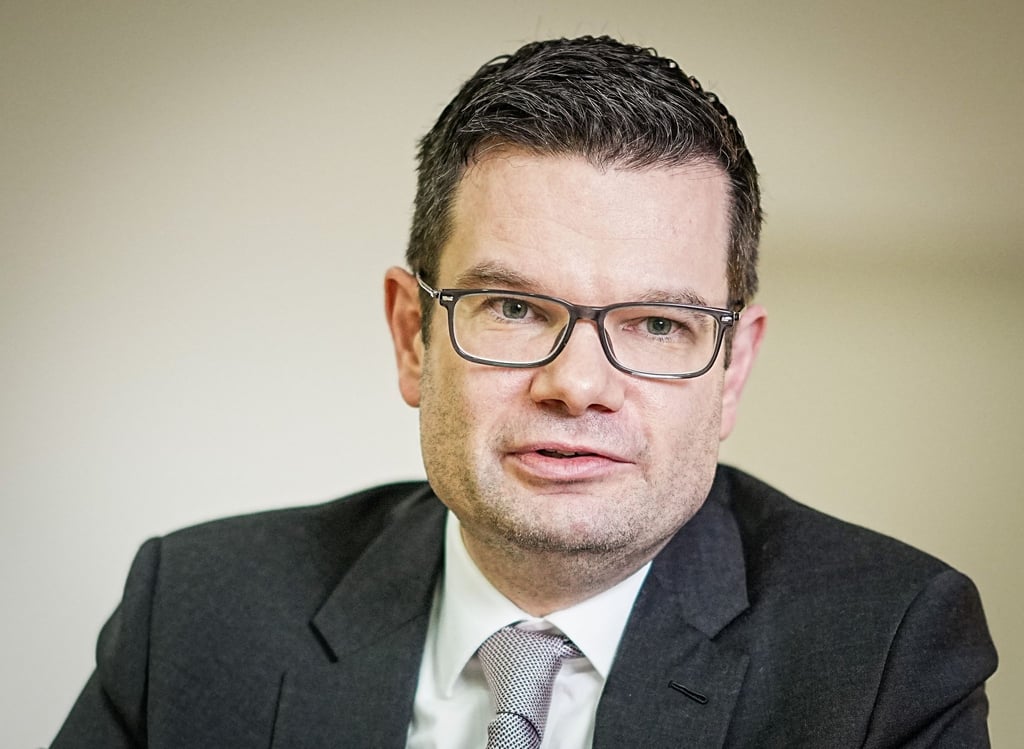 Justizminister Marco Buschmann (FDP) spricht bei einem Interview in Berlin.
