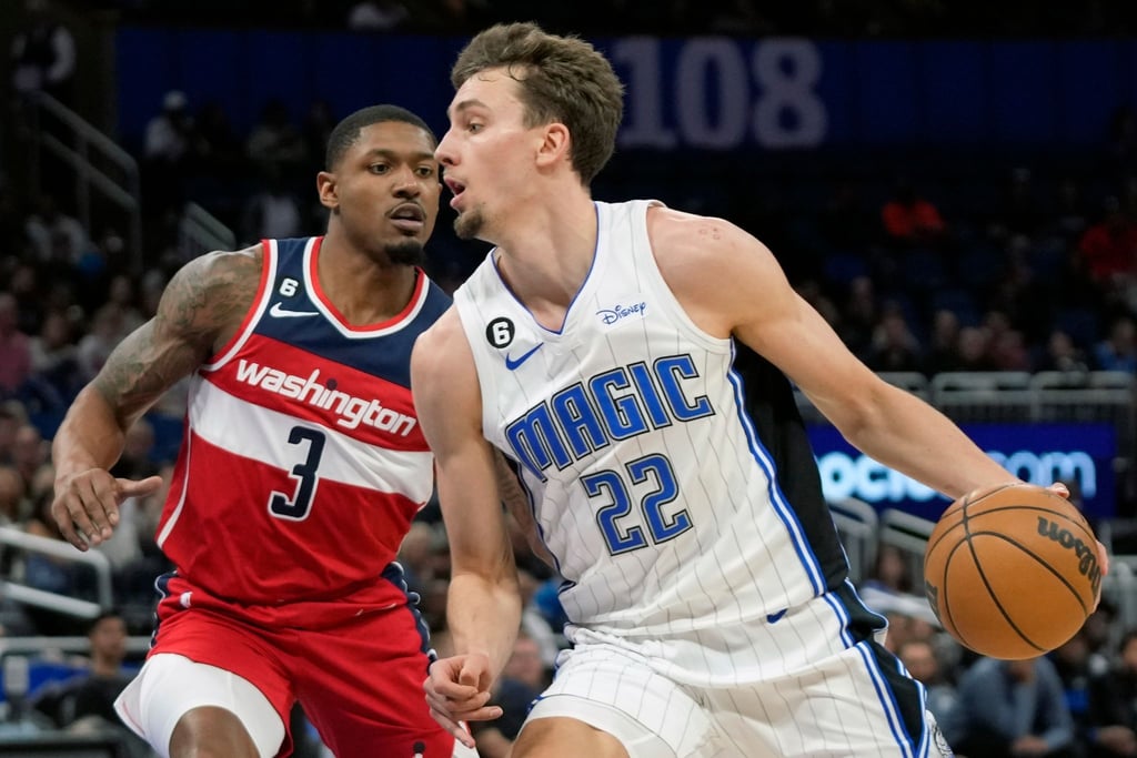 Franz Wagner (22) von den Orlando Magic umkurvt Bradley Beal (3) von den Washington Wizards.