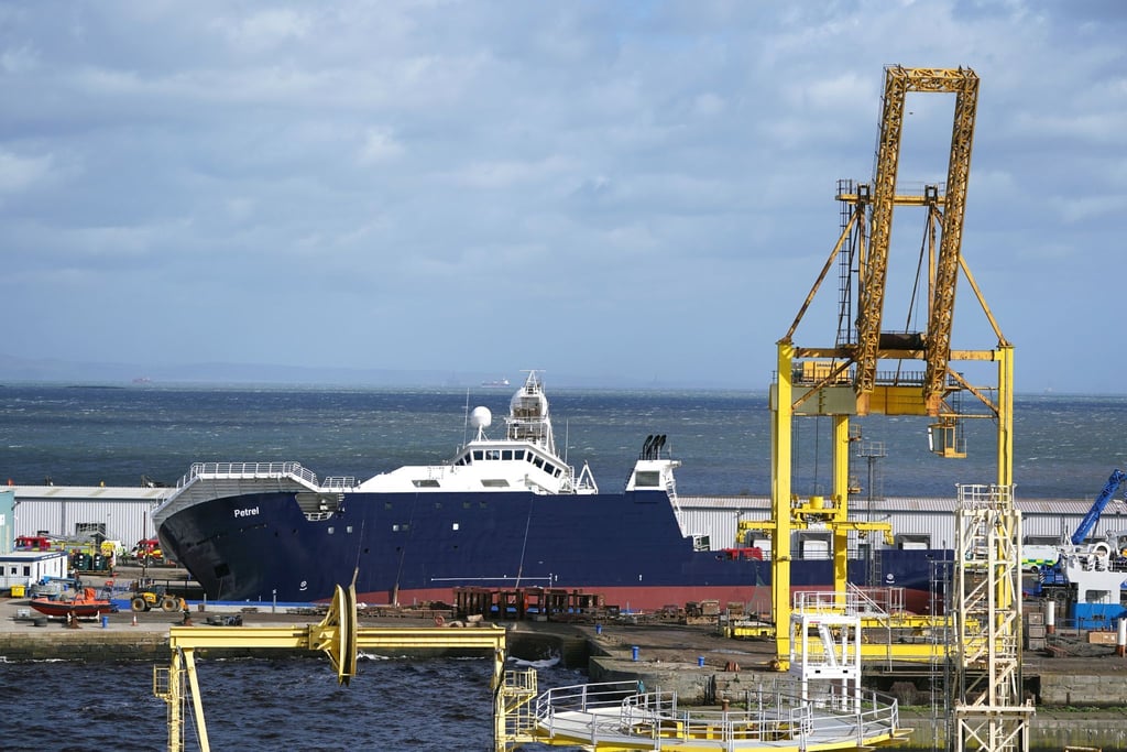 Rettungskräfte arbeiten am Imperial Dock, wo sich ein Schiff aus seiner Halterung gelöst hat, teilweise umgekippt ist und mehrere Personen verletzt hat.