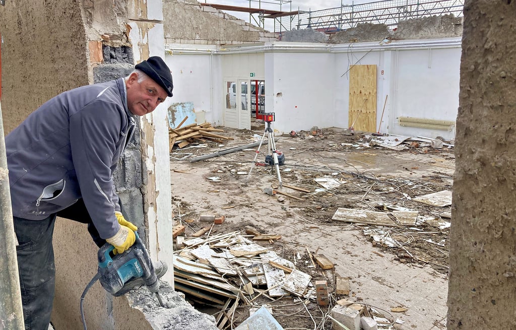Blick in den Konsum in Niegripp, der saniert und umgebaut wird. Detlef Staat vom Baugeschäft Oberharz ist einer der Arbeiter, die das Projekt umsetzen.