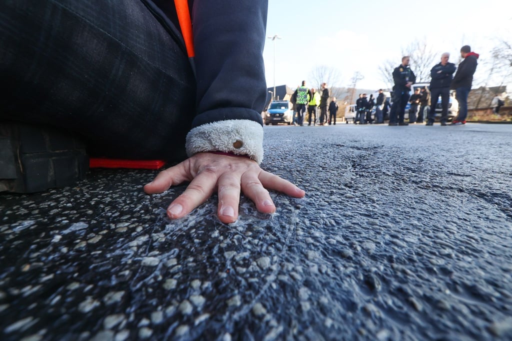 Bei Straßenblockaden von Klima-Aktivisten ist es in Dresden zu Handgreiflichkeiten gekommen.