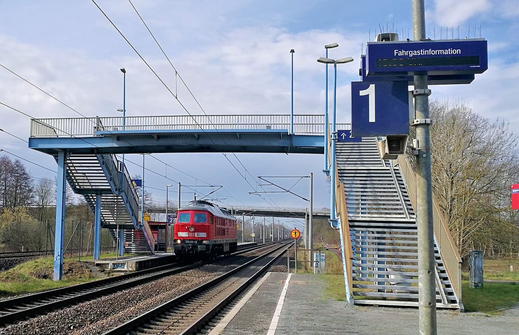 Wer vom Bahnhof in Möringen mit dem Zug nach Stendal fahren möchte, muss eine Fußgängerbrücke in Angriff nehmen. Vor allem den älteren Reisenden und Frauen mit Kinderwagen fällt das schwer.