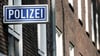 Ein Schild mit der Aufschrift „Polizei“ hängt an einem Polizeipräsidium.