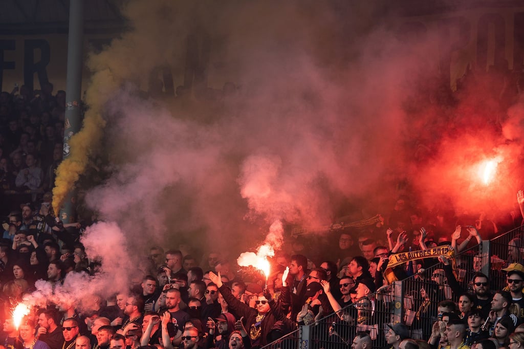 Pyrotechnik brennt im Block der Braunschweiger Fans.