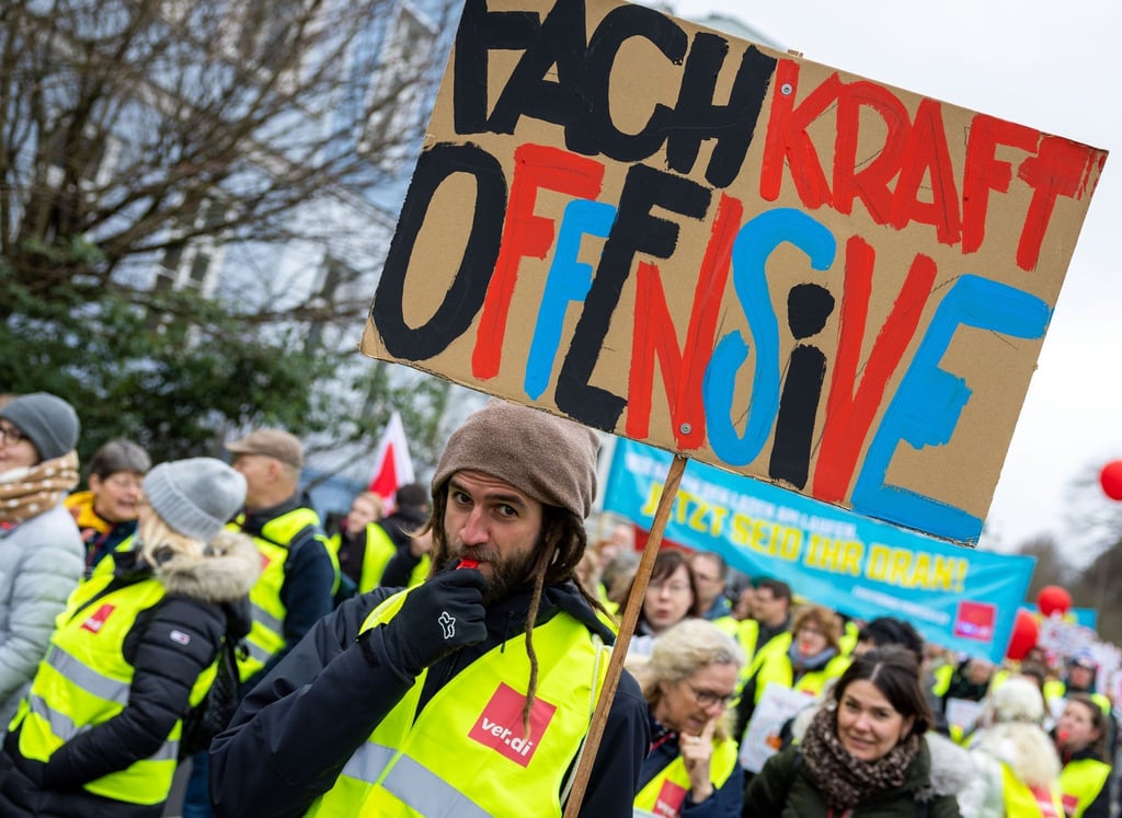Viele Beschäftigte des öffentlichen Dienstes treffen sich zu einer Kundgebung der Vereinten Dienstleistungsgewerkschaft Verdi.