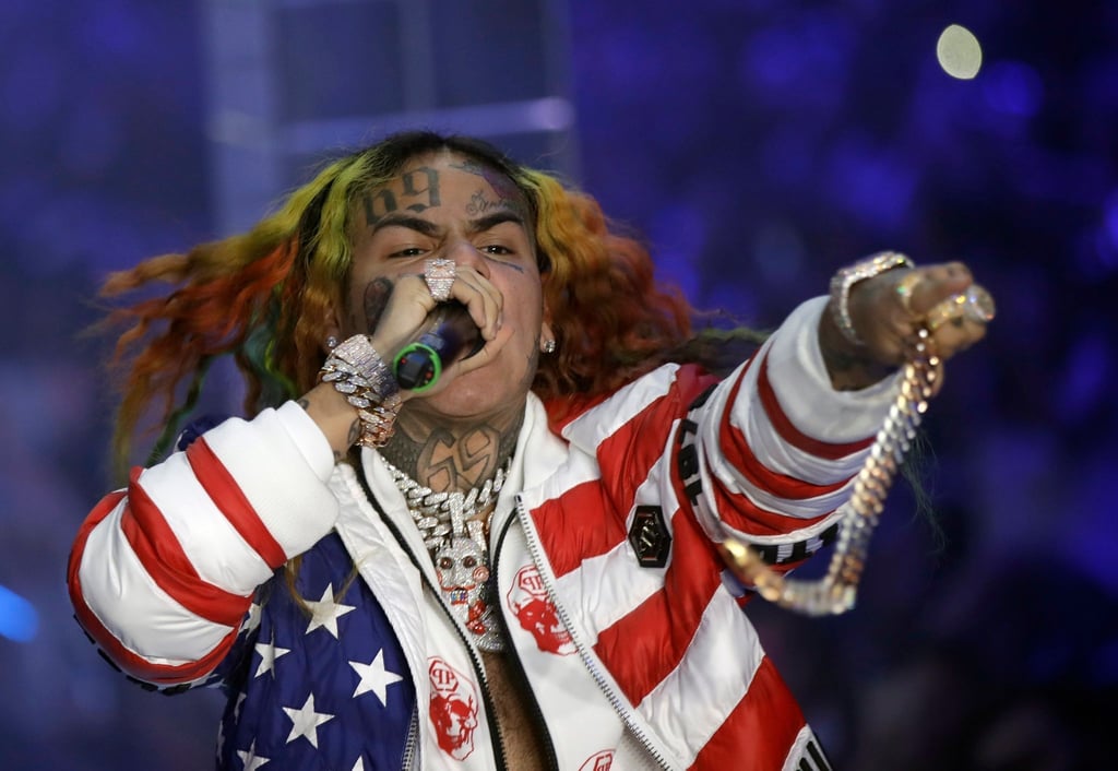 Der Rapper 6ix9ine ist von einer Gruppe von Männern verprügelt worden.