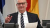 Ministerpräsident von Brandenburg Dietmar Woidke lächelt während der Aktuellen Stunde.
