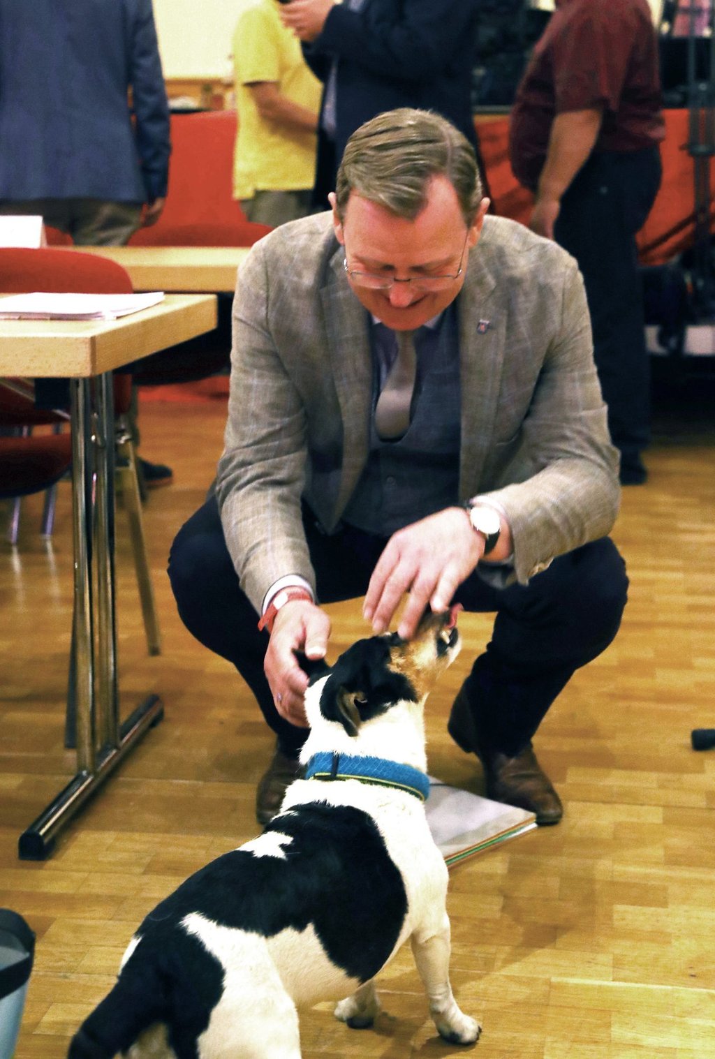 Bodo Ramelow (Die Linke) spielt mit seinem Hund Attila.