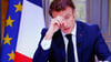 Der französische Präsident Emmanuel Macron ist auf dem Bildschirm zu sehen, als er während eines Fernsehinterviews aus dem Elysee-Palast in Paris spricht.