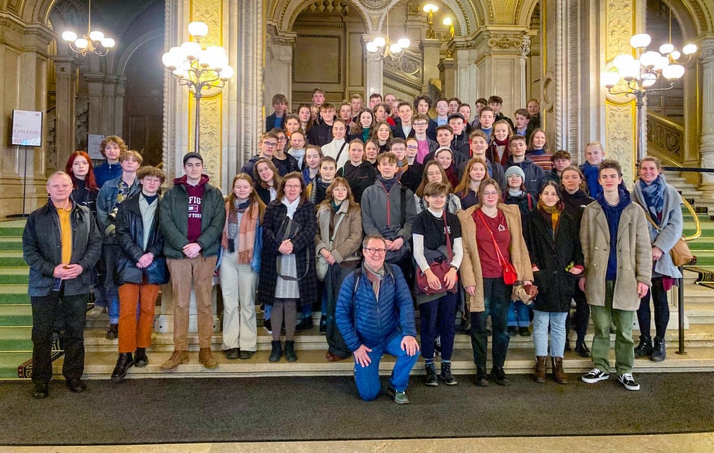Zum Programm der Schülerinnen und Schüler rund um den Wettbewerb in der österreichischen Hauptstadt gehört ein Besuch der Staatsoper.