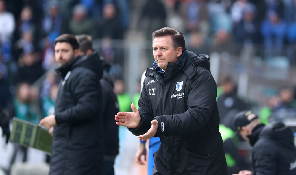 Hat es aufgrund von Ausfällen in dieser Saison nicht immer einfach: FCM-Trainer Christian Titz (r.). Das Team des 51-Jährigen trifft nach der Länderspielpause am 2. April auf Hansa Rostock.