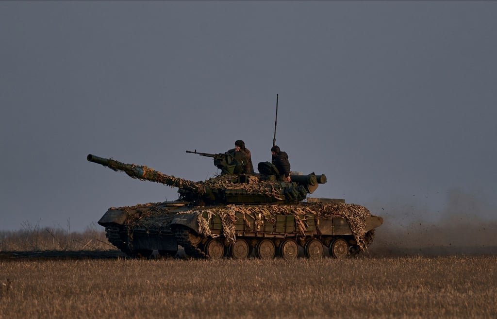 Ukrainische Soldaten fahren auf einem Panzer an der Frontlinie in der Region Donezk.