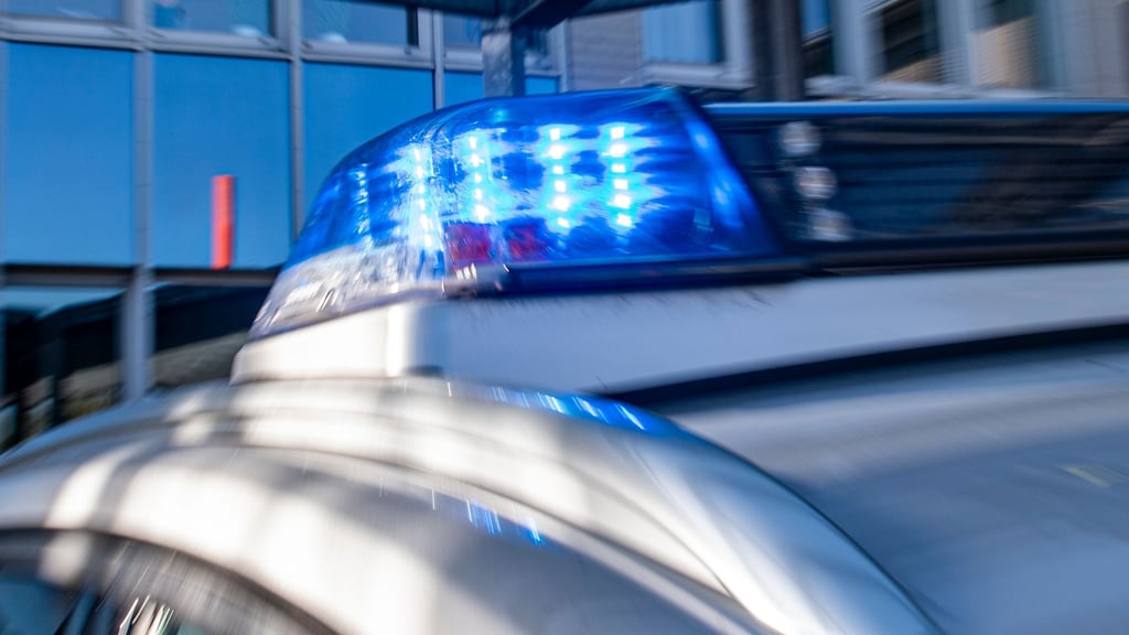Ein Blaulicht leuchtet auf dem Dach eines Polizeiwagens.
