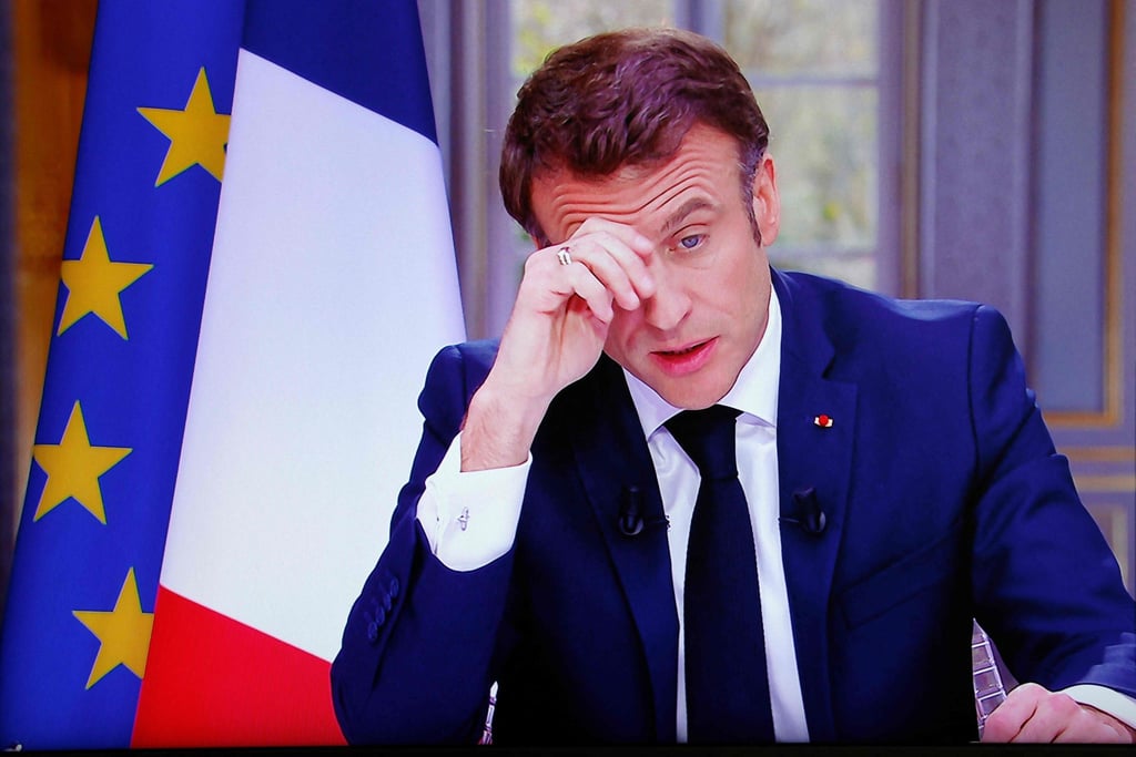 Der französische Präsident Emmanuel Macron ist auf dem Bildschirm zu sehen, als er während eines Fernsehinterviews aus dem Elysee-Palast in Paris spricht.