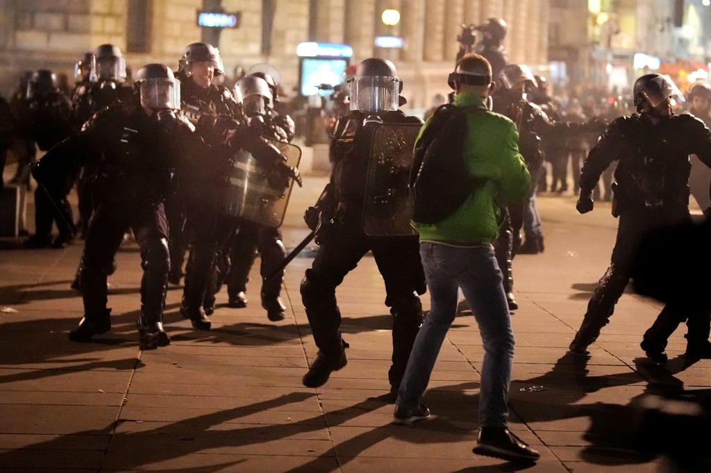In Frankreich protestieren weiterhin Tausende gegen die beschlossene Rentenreform der Regierung - so wie hier in Paris.
