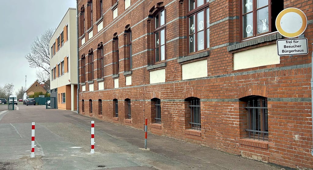 Das Schild „Frei für Besucher Bürgerhaus“ habe viele Magdeburger Autofahrer nicht abgeschreckt, auf den Parkplätzen des Bürgerhauses zu parken. Deshalb wurden vergangenen Sonnabend zwei Poller in die Erde eingelassen.