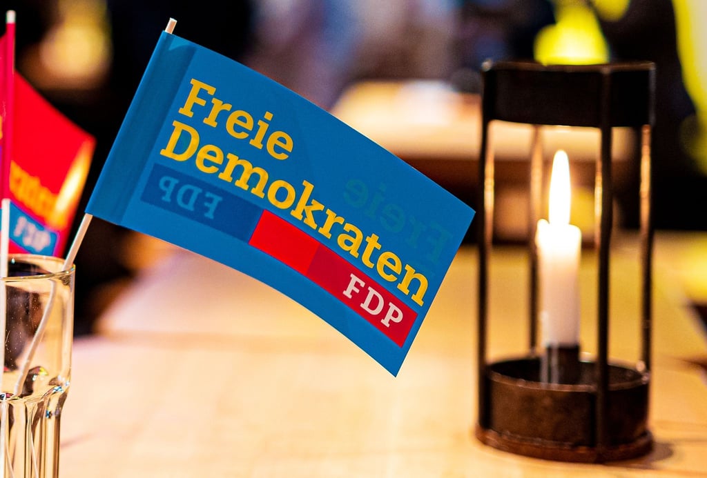 Ein Fähnchen mit der Aufschrift „Freie Demokraten FDP“ steht bei der Wahlparty der FDP.