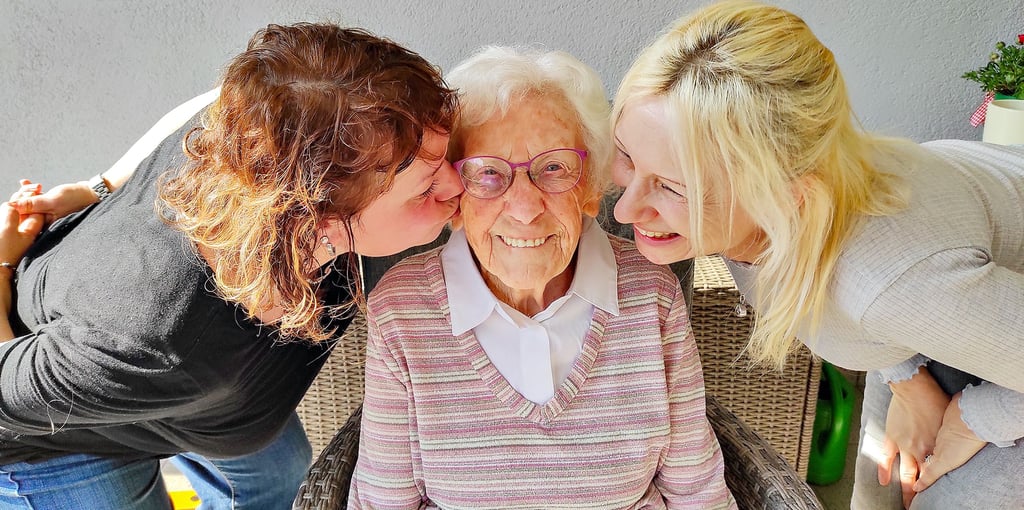Hildegard Sturma mit ihren Enkelinnen Christine (li.) und Ivonne.