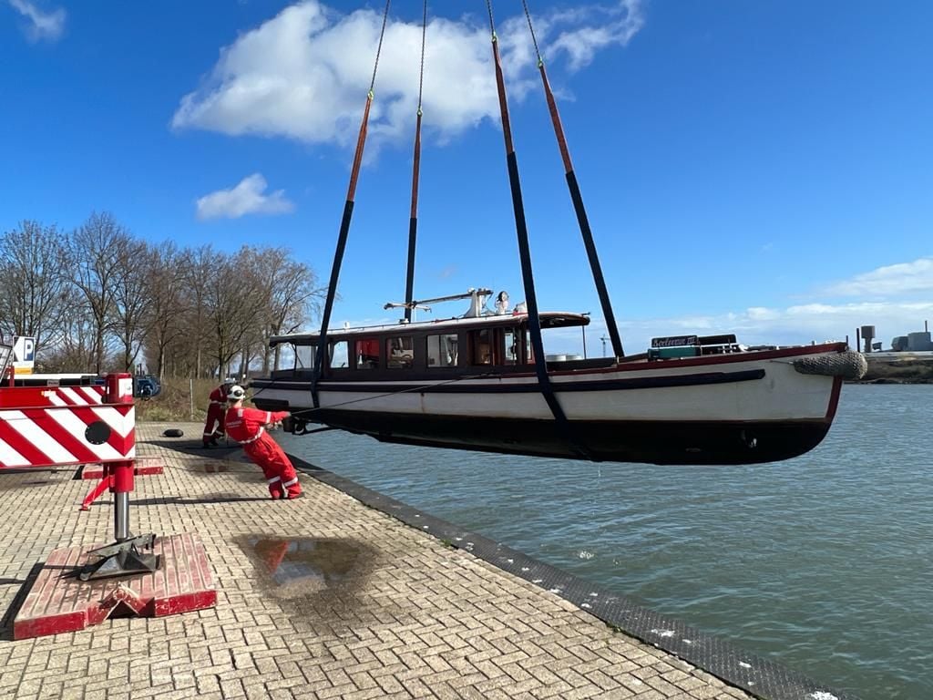 Aus dem niederländischen Nimwegen haben die Hallenser das historische Schiff mit Baujahr 1938 - hier in seinem Heimathafen am Haken - abgeholt. Jetzt gehts auf die Werft nach Alsleben.