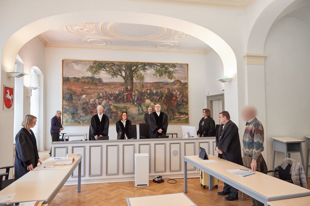 Der Angeklagte (r), sein Verteidiger (2.v.r.) sowie die Richter vor Beginn des Prozesses im Gericht.