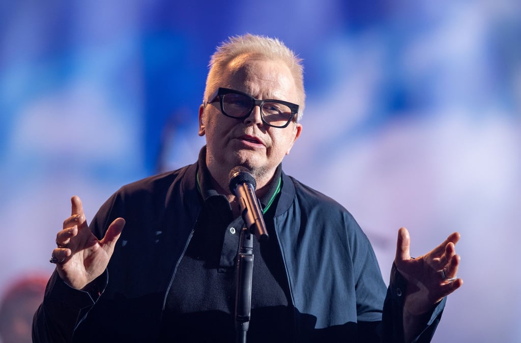 Sänger Herbert Grönemeyer steht auf der Bühne.