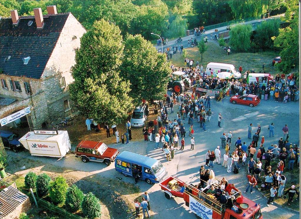 Rund um die Bushaltestelle in Athensleben zogen die Wagen drei Stunden lang immer im Kreis, so auch hier im Jahr 2003. Im Bild oben rechts ist die Bodebrücke zu sehen. Das Gebäude neben dem Torbogen am linken Bildrand gibt es nicht mehr, es wurde abgerissen.