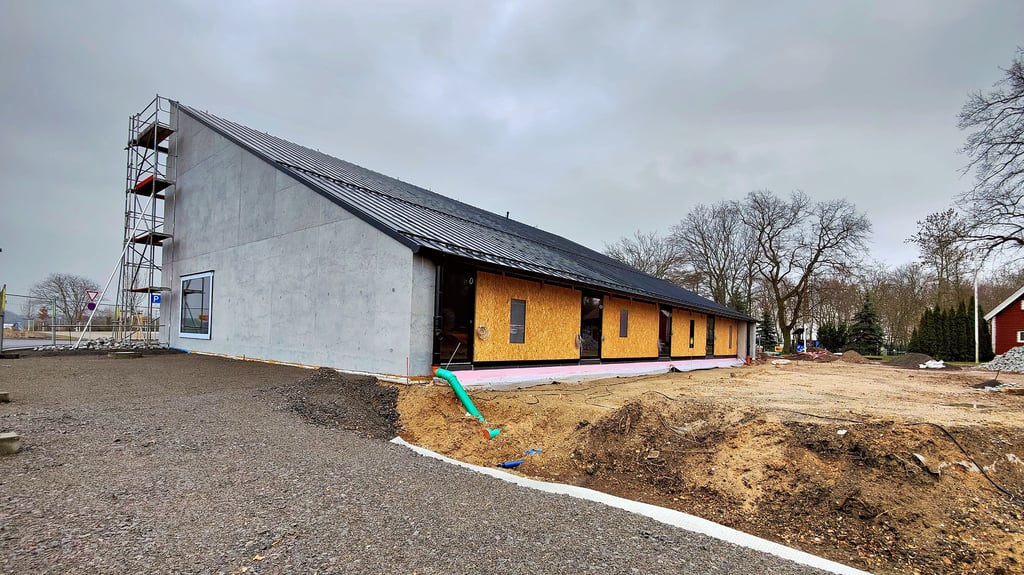 Blick auf den Museumsneubau „Lützen 1632“ an der Gustav-Adolf-Gedenkstätte. Rohbau und -installation sind inzwischen abgeschlossen. Doch der Baufortschritt wird weiter durch Probleme gebremst.