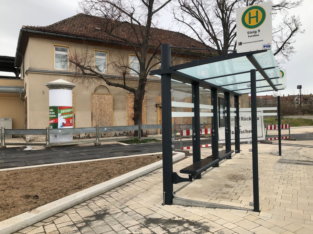 Randalierer haben in der Nacht zum Donnerstag die Bushaltestelle für Fernbusse am Zeitzer Bahnhof beschädigt.