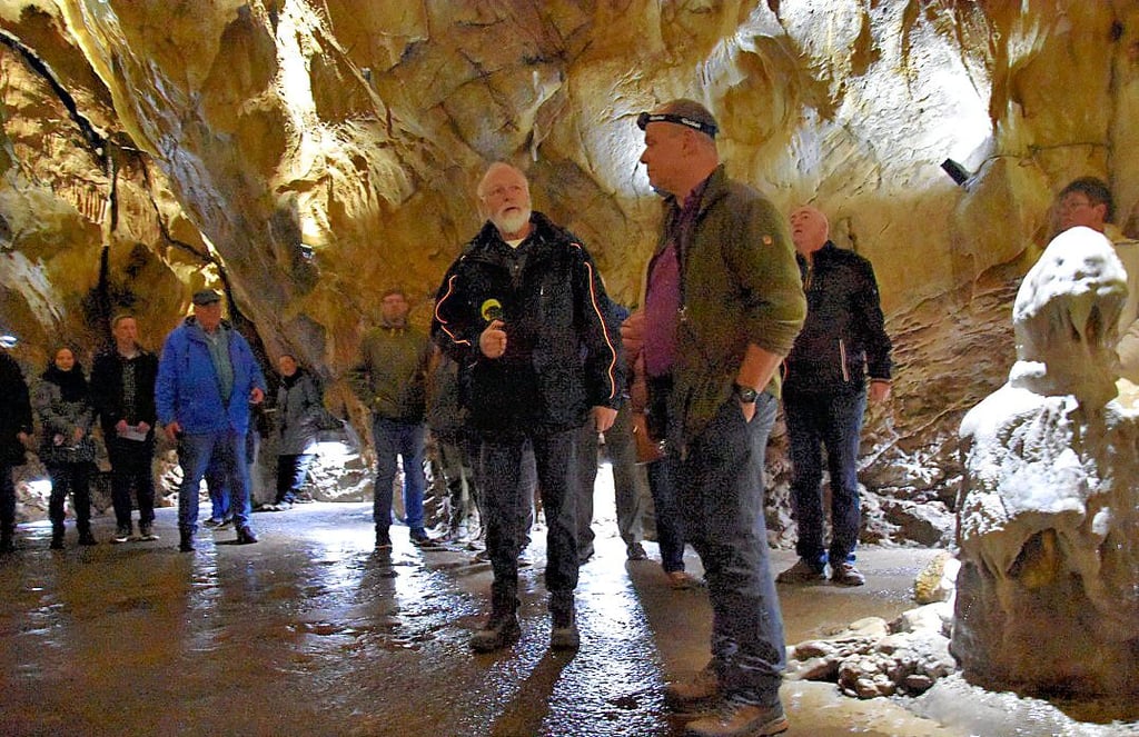 Höhlenführer Bernd Schröder und Fledermausexperte Bernd Ohlendorf (3. und 2. von rechts) berichten bei Fledermausführung von der Geschichte der Baumannshöhle und ihren Bewohnern.