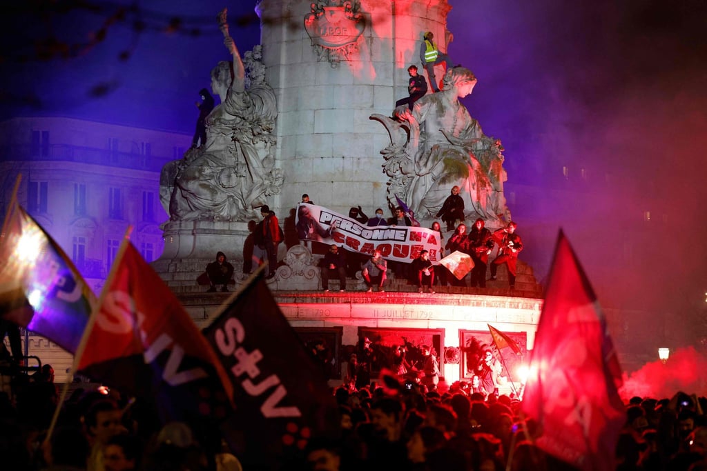 Demonstranten besetzen den Place de la Republique während einer Demonstration in Paris.