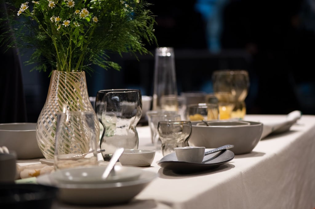 Wer groß eindeckt, braucht vielfältiges Geschirr. Auch viele kleine Schälchen für Dipps und Gewürze gehören jetzt auf den Tisch, wie auch die Dekorateure von am Stand von Broste Copenhagen auf der Messe Ambiente zeigen.