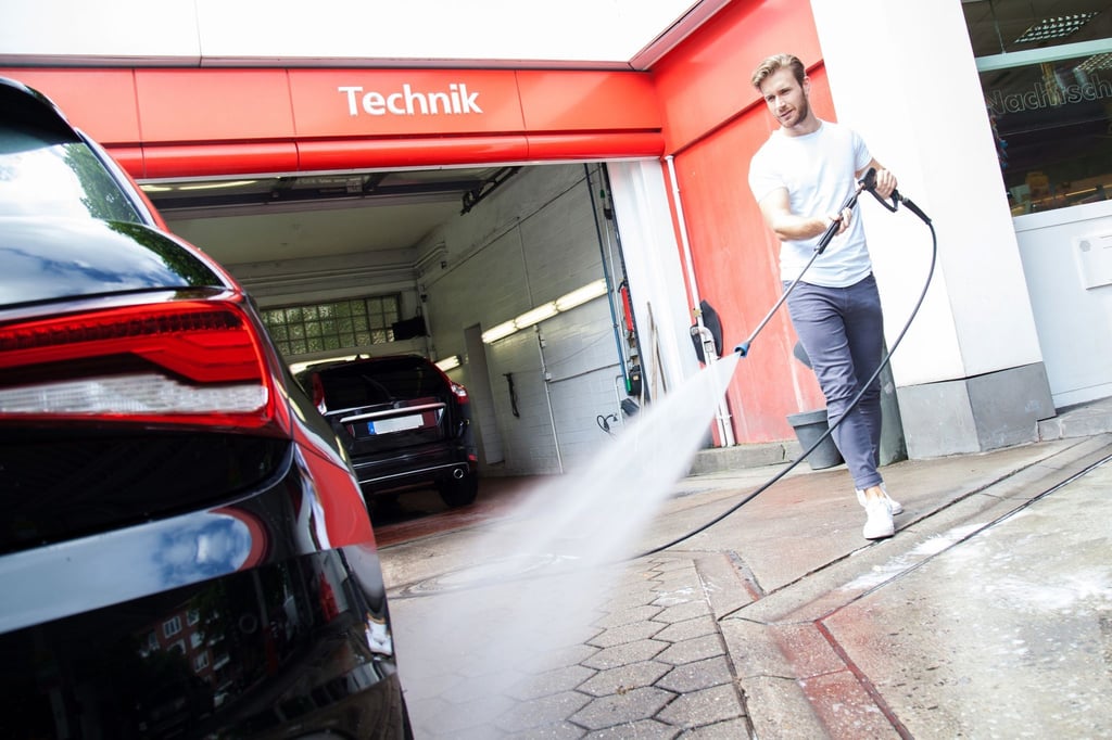 Wasser marsch: Richtig angewendet helfen Hochdruckreiniger bei der Autopflege und richten keine Schäden an.