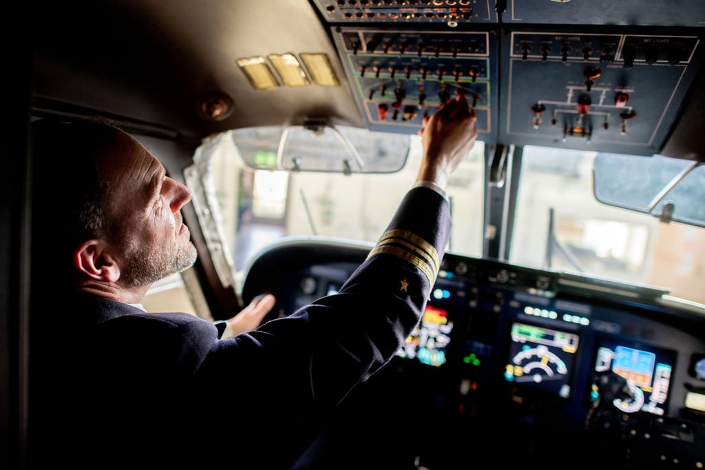 Kay Richter, Kommandant, sitzt im Cockpit des Flugzeugs.