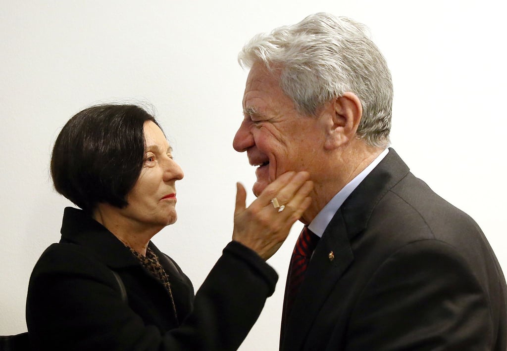 Die Literaturnobelpreisträgerin Herta Müller trifft den Ex-Bundespräsidenten Joachim Gauck zur Eröffnung der „Werkstatt Exilmuseum“ und wischt ihm nach einem Begrüßungskuss ihren Lippenstift von der Wange.