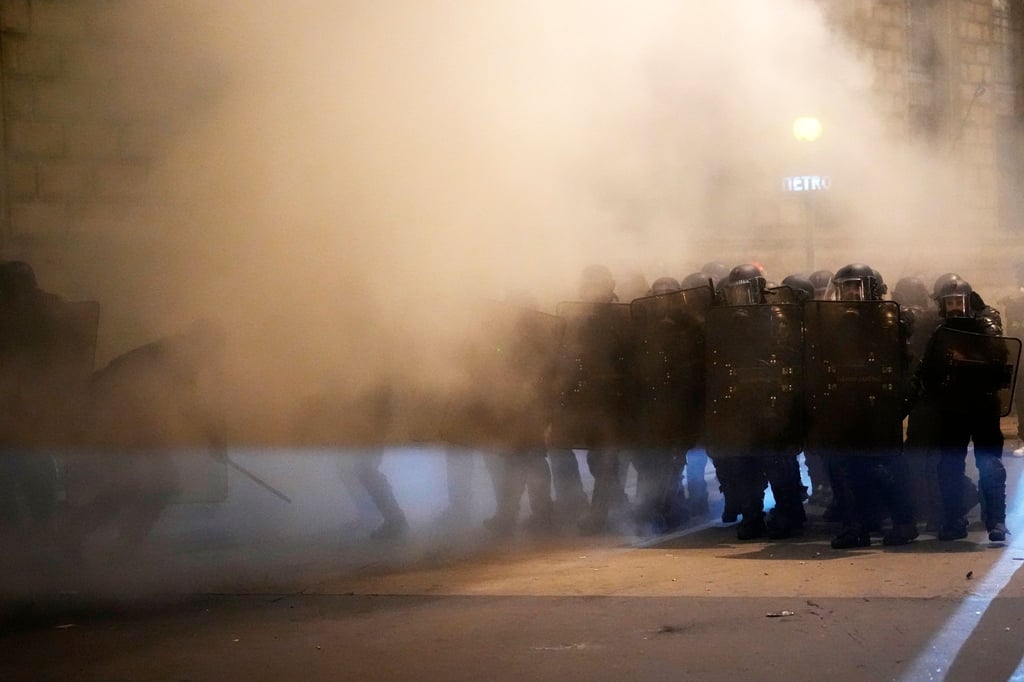 Polizisten stehen Demonstranten während eines Handgemenges auf dem Platz der Republik in Paris gegenüber.