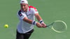 Jan-Lennard Struff spielt einen Ball.
