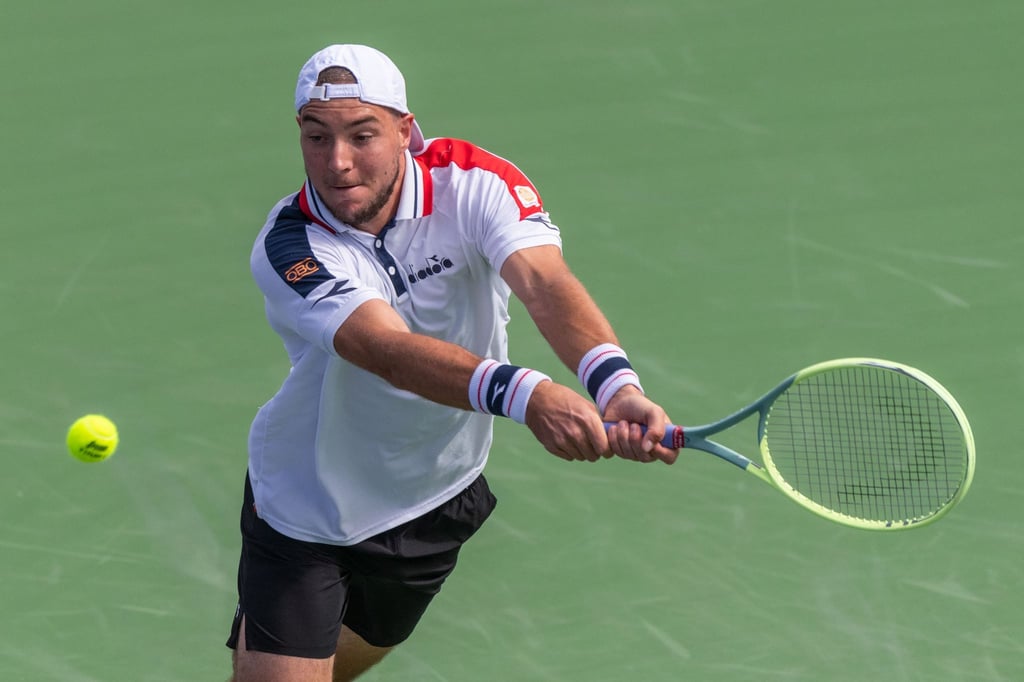 Jan-Lennard Struff spielt einen Ball.