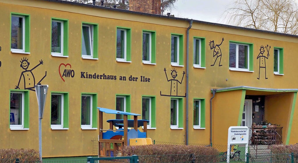 Nicht nur der gelben Fassadenfarbe täte eine Frischekur gut, vor allem im Innern des Kinderhauses besteht Sanierungsbedarf.