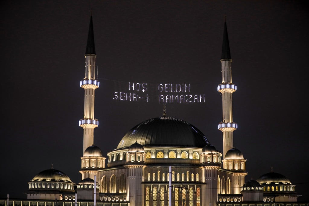 Erste Nacht des muslimischen heiligen Monats Ramadan in der Großen Moschee Hagia Sophia in Istanbul.