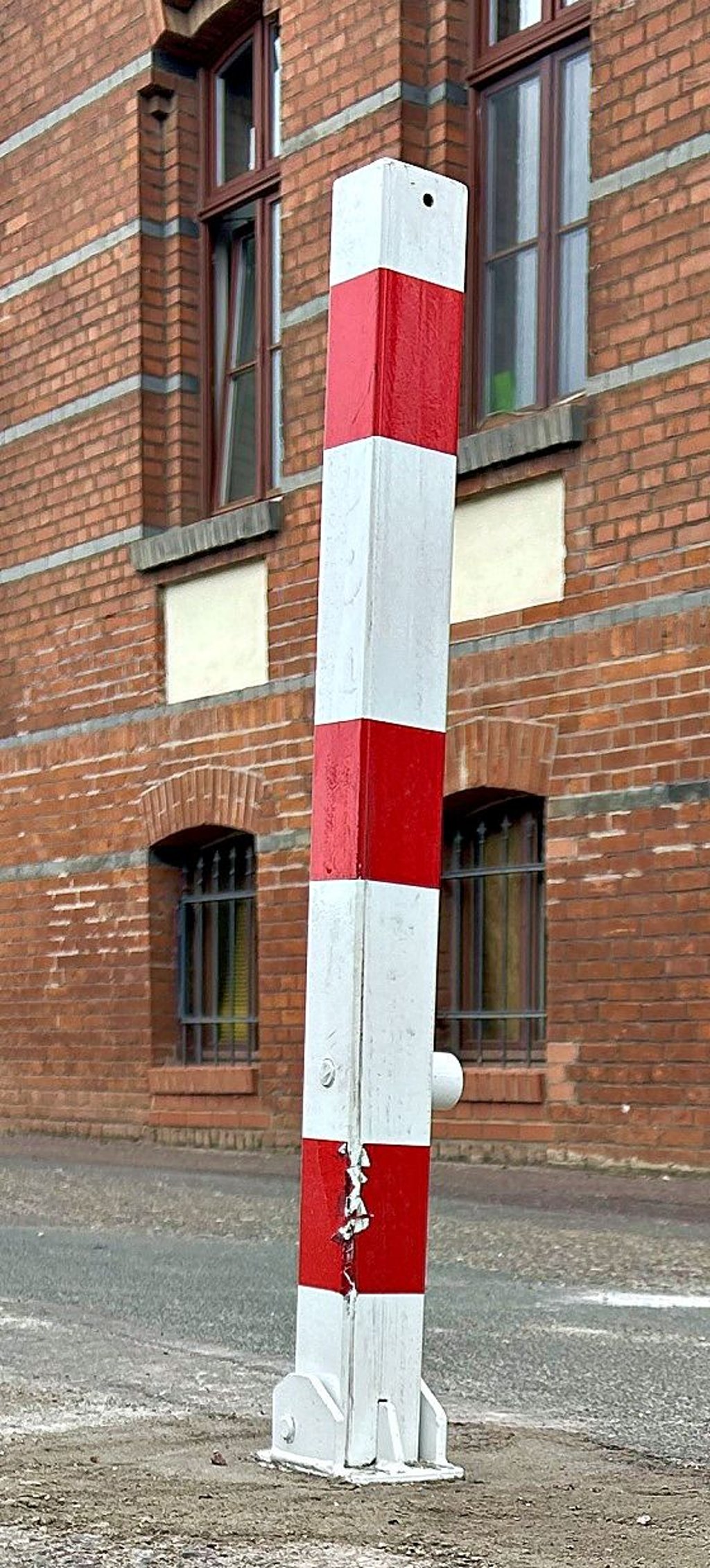 Einer der zwei Poller wurde bereits beschädigt.