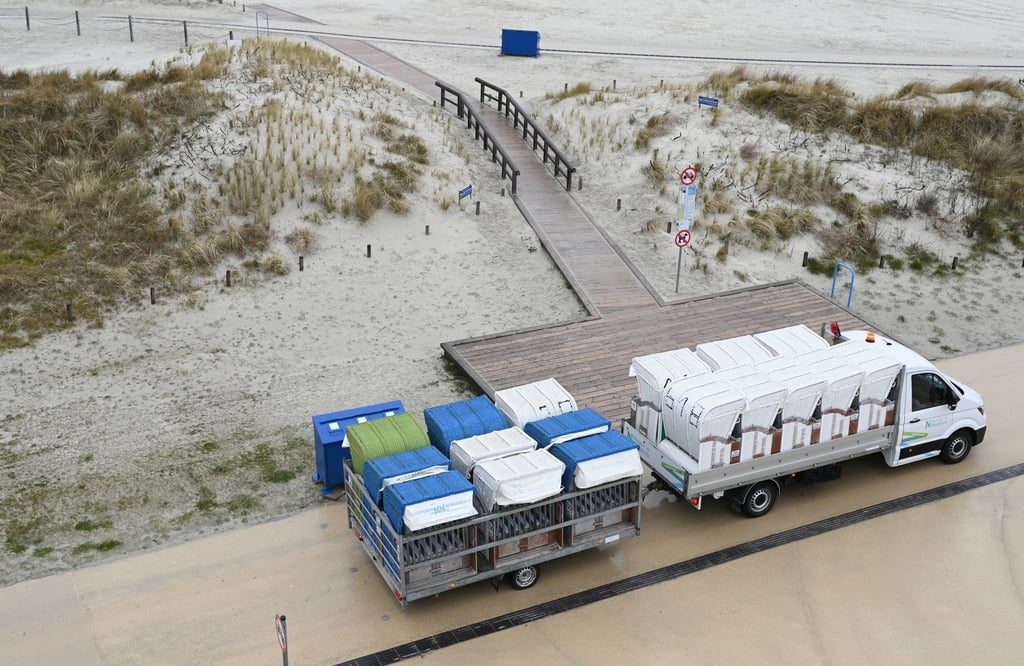 17 Strandkörbe gleichzeitig werden per Lieferwagen und Anhänger zum Strand von Norddeich gebracht. Zum Start der Osterferien in wenigen Tagen bereiten sich die Tourismusbetriebe an der niedersächsischen Nordseeküste und auf den Ostfriesischen Inseln auf die neue Urlaubssaison vor.