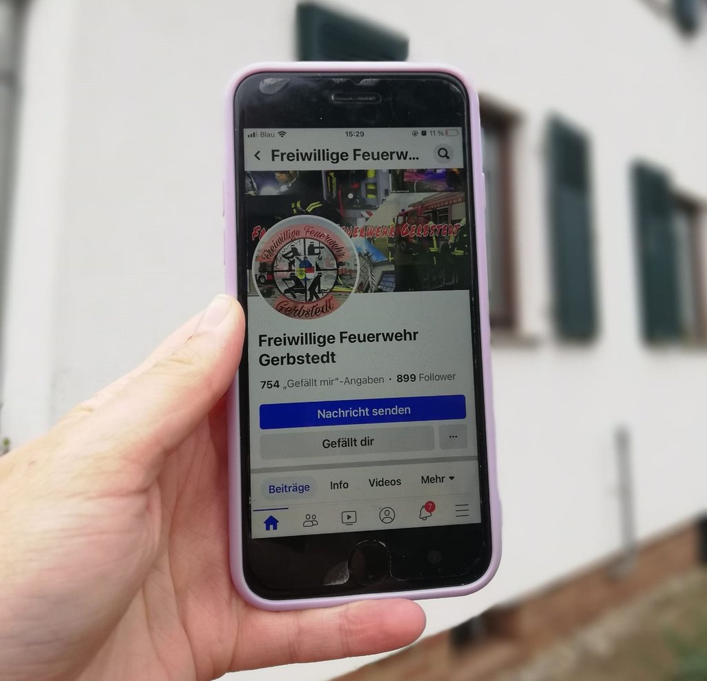Ein Smartphone zeigt den Facebook-Auftritt der Feuerwehr Gerbstedt. Im Projekt "Digitales Dorfleben" war überprüft worden, wie gut die Ortschaften und Menschen in der Einheitsgemeinde Stadt Gerbstedt vernetzt sind - digital wie im wirklichen Leben.