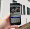 Ein Smartphone zeigt den Facebook-Auftritt der Feuerwehr Gerbstedt. Im Projekt "Digitales Dorfleben" war überprüft worden, wie gut die Ortschaften und Menschen in der Einheitsgemeinde Stadt Gerbstedt vernetzt sind - digital wie im wirklichen Leben. 