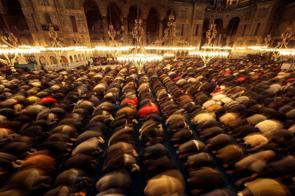 Muslimische Gläubige am Vorabend des ersten Tages des Fastenmonats Ramadan in der Hagia-Sophia-Moschee in Istanbul beim Nachtgebet.