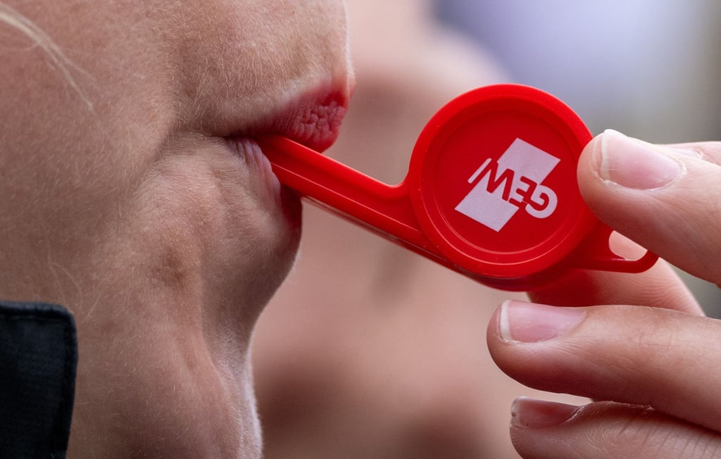 Für Montag haben die Gewekschaften EVG und Verdi groß angelegte Warnstreiks angekündigt. Reisende sollten sich auf weitreichende Einschränkungen im Verkehr einstellen.