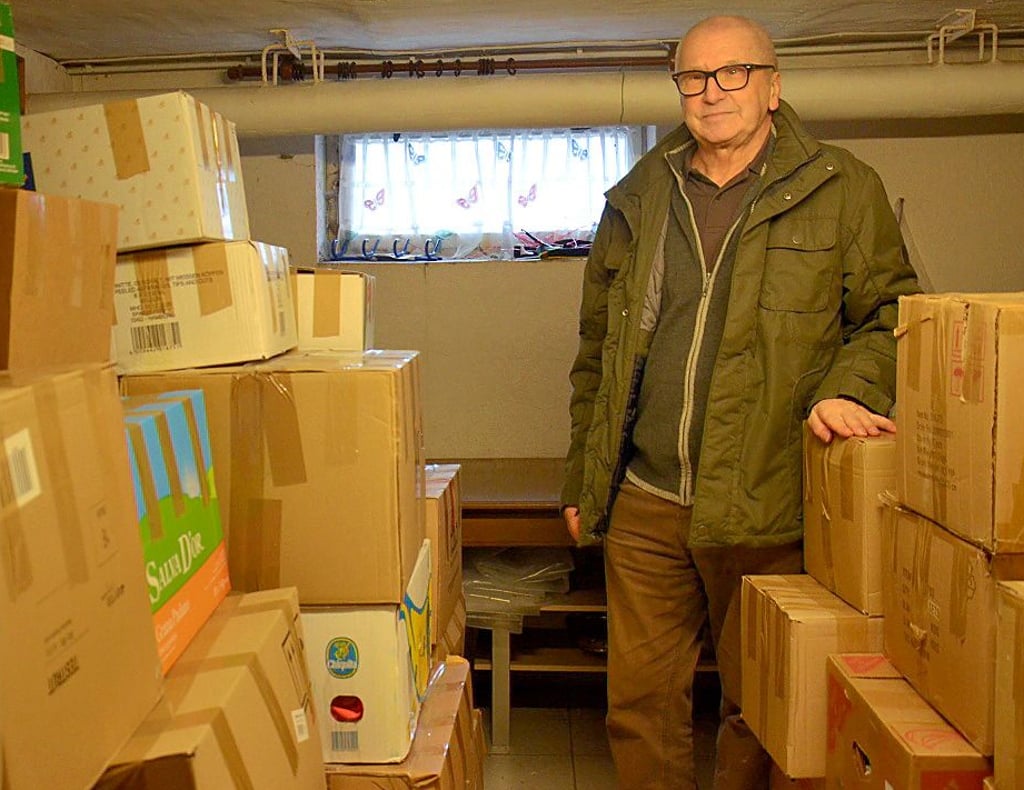 Im Keller der Alten Post in Kalbe stehen zahlreiche Kartons voller Kleiderspenden. Ralf Schulenburg verschickt diese.