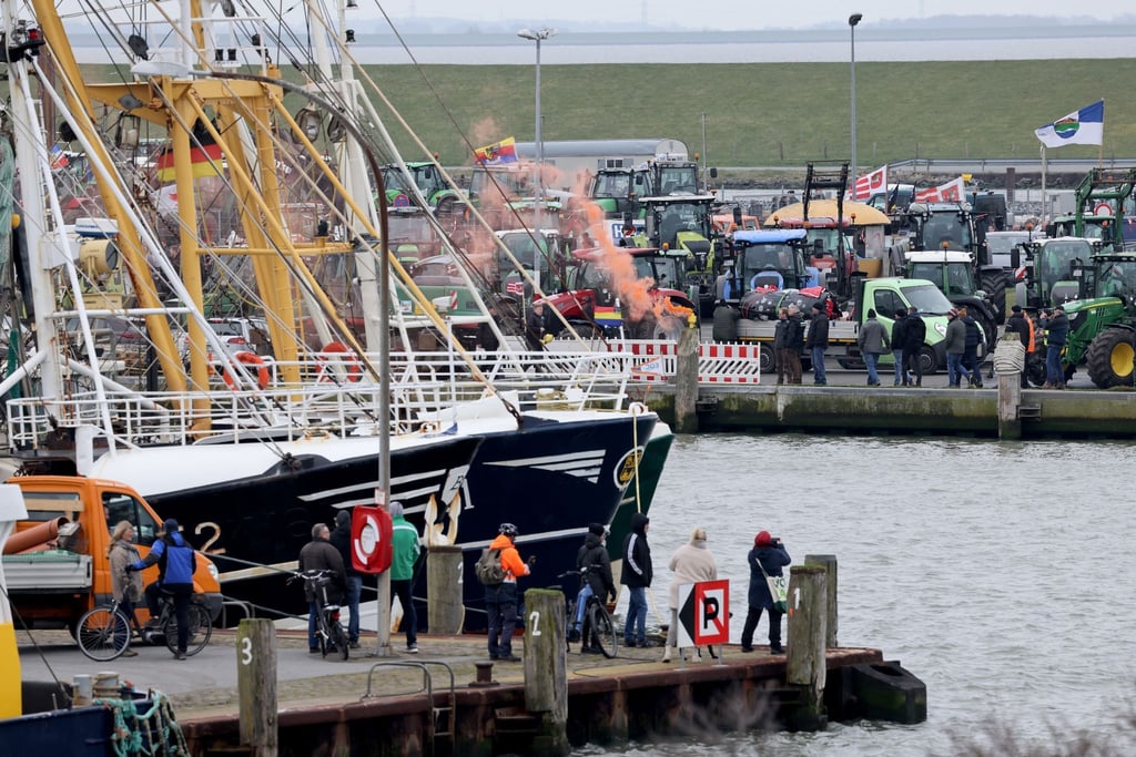 Bauern und Krabbenfischern protestieren bei der Agrarministerkonferenz in Büsum gegen den Umbau der Tierhaltung.