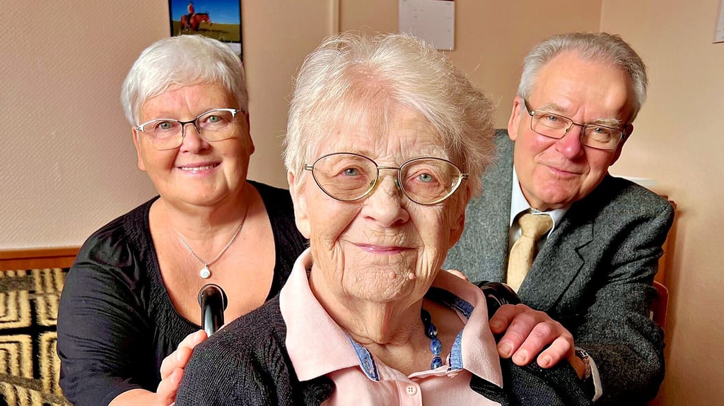 Die Könneranerin Hannelore Gans feierte im Kreis ihrer Familie ihren 100. Geburtstag. Zu Besuch kamen unter anderem Schwiegertochter Heidemarie und Sohn Carl-Heinrich.