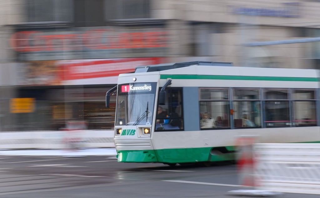 Eine Straßenbahn der Magdeburger Verkehrsbetriebe (MVB) kommt aus dem Tunnel am Hauptbahnhof.