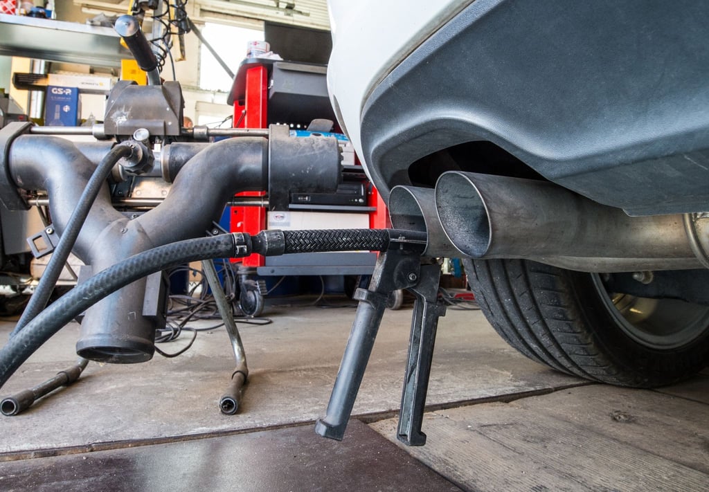 Die Sonde eines Gerätes zur Abgasuntersuchung für Dieselmotoren steckt im Auspuffrohr eines VW Golf 2.0 TDI (Baujahr 2012).